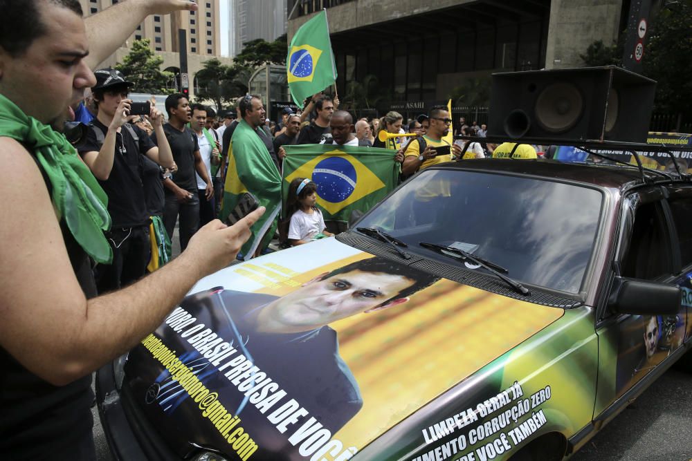 Cientos de brasileños se han concentrado a las puertas del palacio en el que Lula da Silva tomaba posesión como nuevo ministro del gabinete de Rousseff.