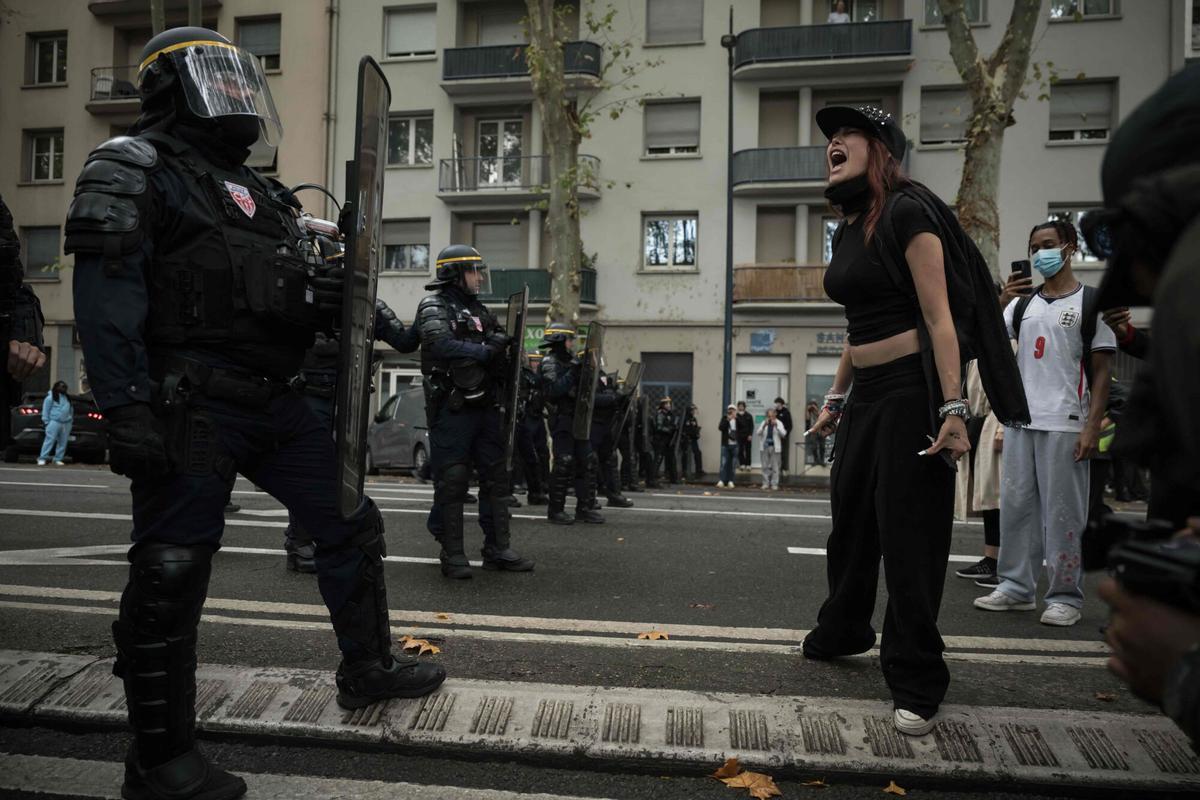 Una joven grita frente a un cordón policial durante una manifestación en Toulouse, el pasado sábado.