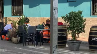 La persona tiroteada en pleno centro de Torrevieja este domingo recibe asistencia de la Guardia Civil