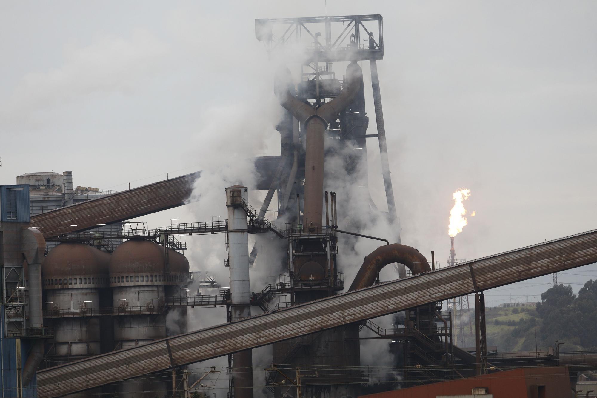 EN IMÁGENES: Un incendio obliga a evacuar el horno alto A de Arcelor en Gijón