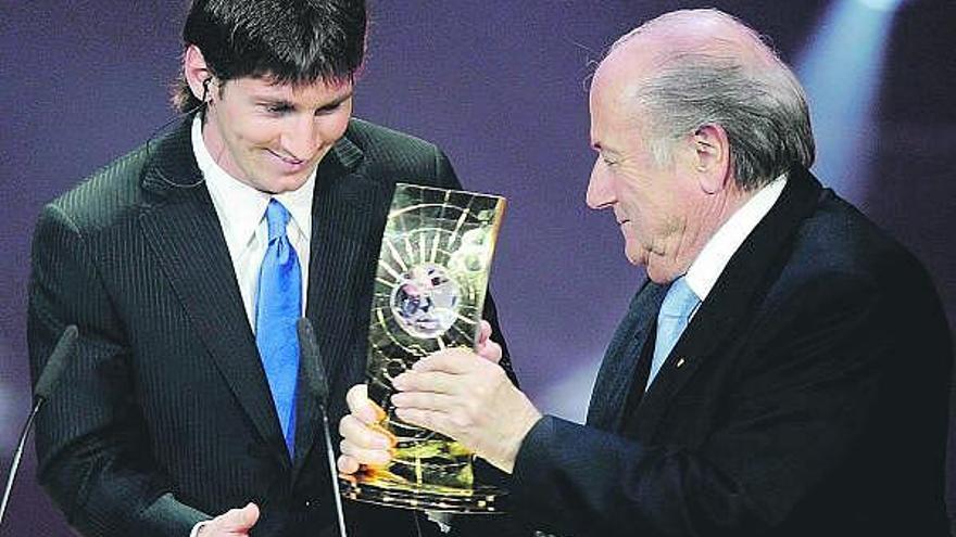 Messi recibe de Blatter, presidente de la FIFA, el trofeo que le acredita como mejor jugador del mundo en 2009.