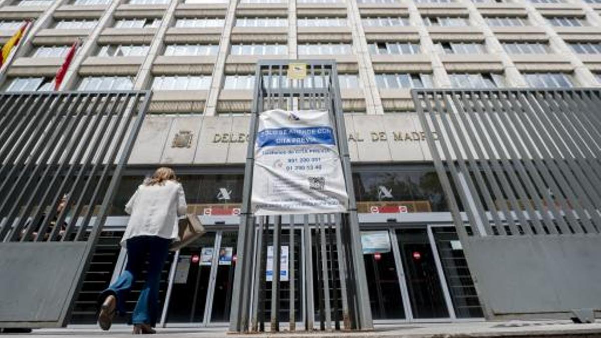 Entrada de las oficinas de la Administración de la Agencia Tributaria de Madrid-Guzmán el Bueno, en Madrid