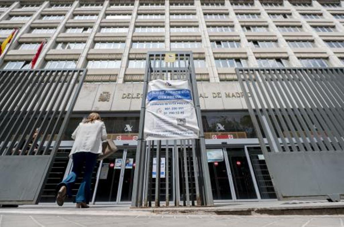 Entrada de las oficinas de la Administración de la Agencia Tributaria de Madrid-Guzmán el Bueno, en Madrid