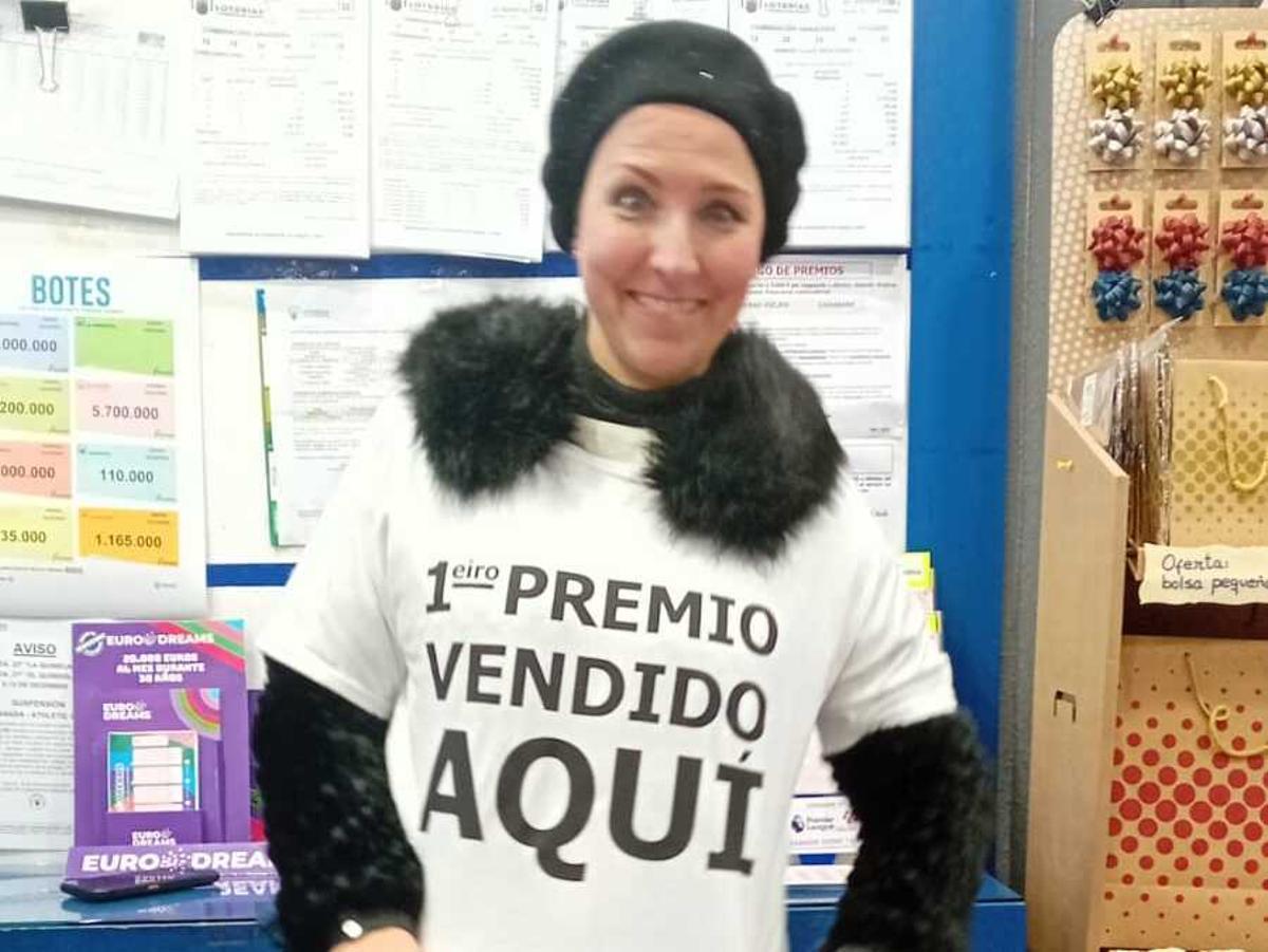 Eva Cancela, trabajadora de Librería Campus, con el cartel acreditativo de haber dado el Gordo de Navidad.