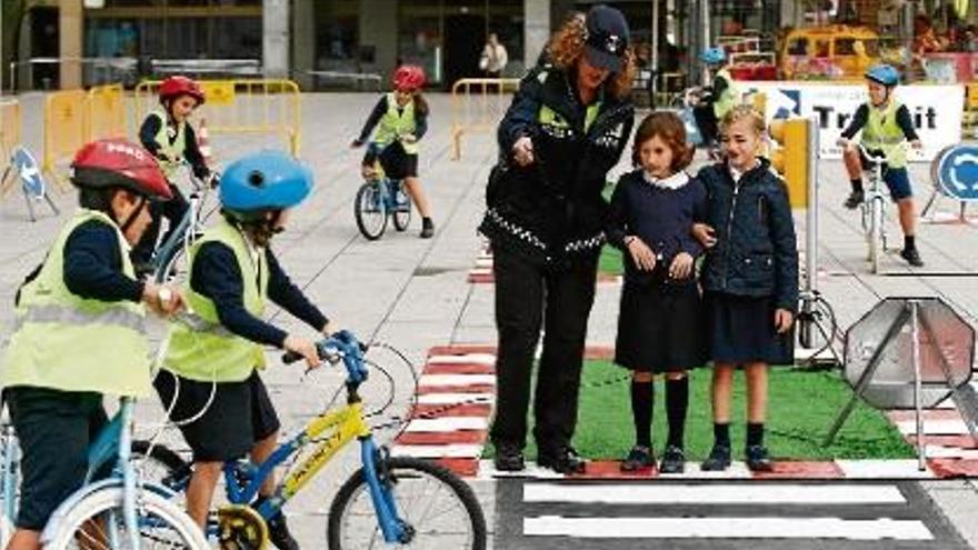 Un grup d&#039;escolars realitzen un circuit viari en bicicleta amb motiu de Setmana de la Mobilitat a Girona.