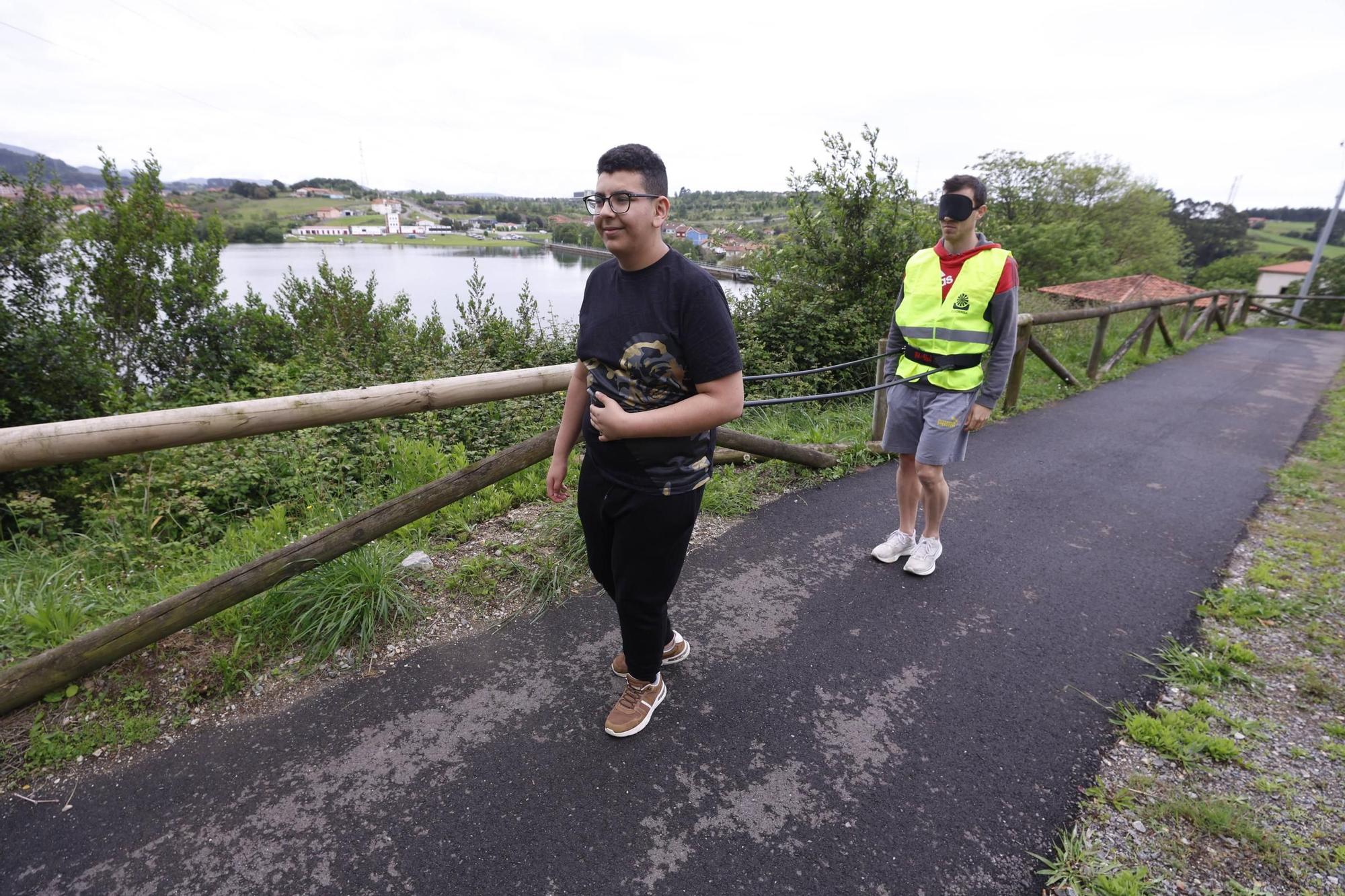 EN IMÁGENES: Así fue la ruta senderista en Corvera del alumnado del colegio San Cristóbal con voluntarios de Arcelor