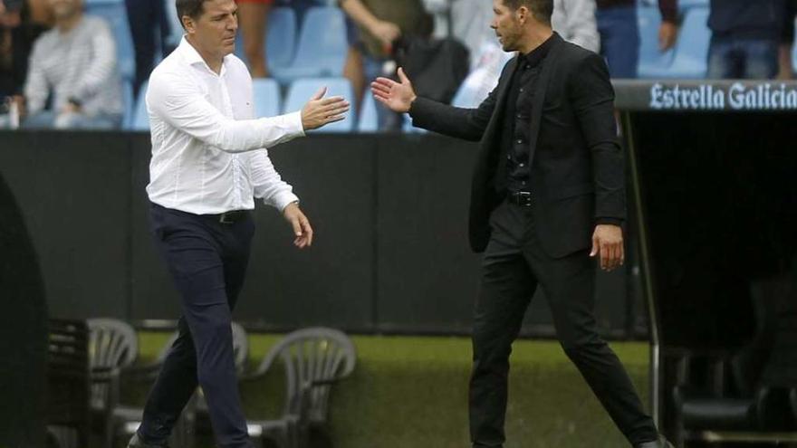 Eduardo Berizzo y Diego Simeone se saludan al concluir el partido de ayer en Balaídos. // Ricardo Grobas