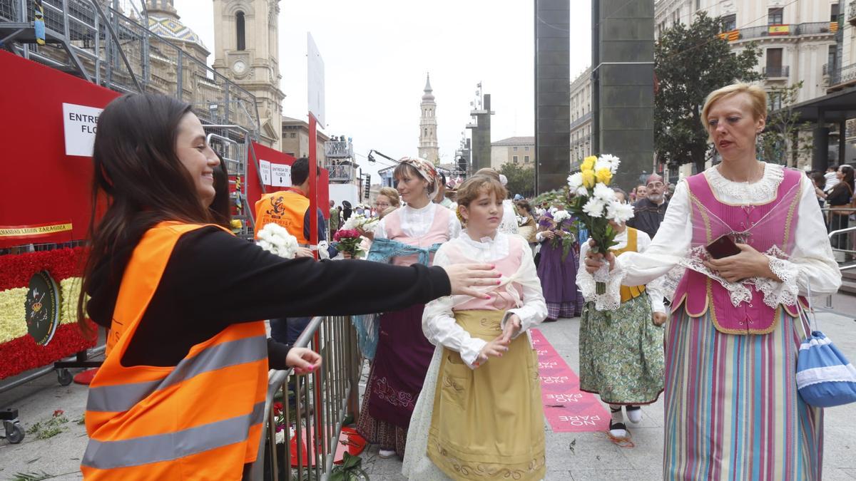 En imágenes | La Ofrenda de Flores a la Virgen del Pilar 2023 (I)