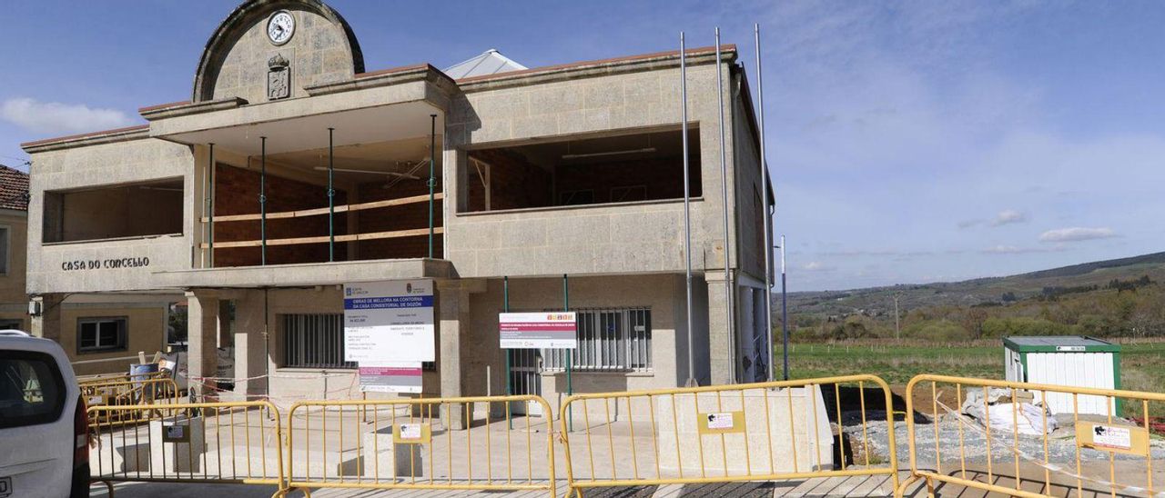 Casa consistorial de Dozón, ahora en proceso de remodelación. | // BERNABÉ/JAVIER LALÍN