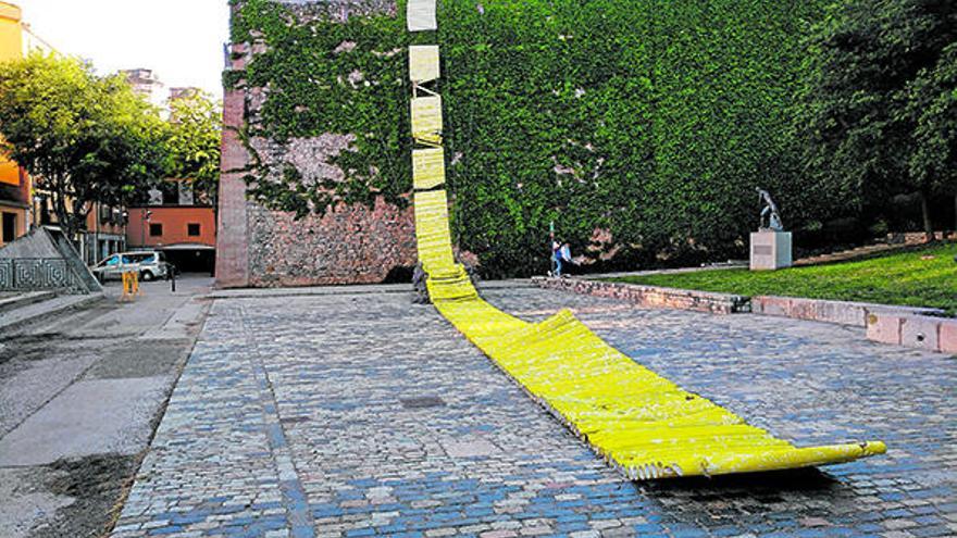 La pluja malmet un muntatge al Jardí de la Infància