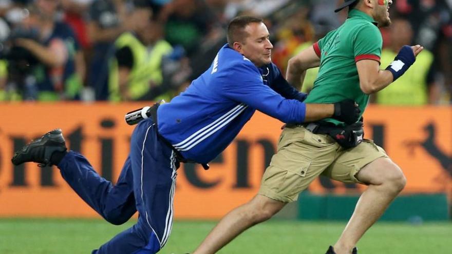 Un espontáneo salta al campo e intenta abrazar a Ronaldo