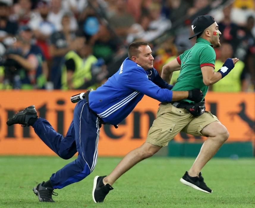 Un aficionado de Portugal saltó al campo durante el Polonia - Portugal e intentó abrazar a Cristiano Ronaldo.