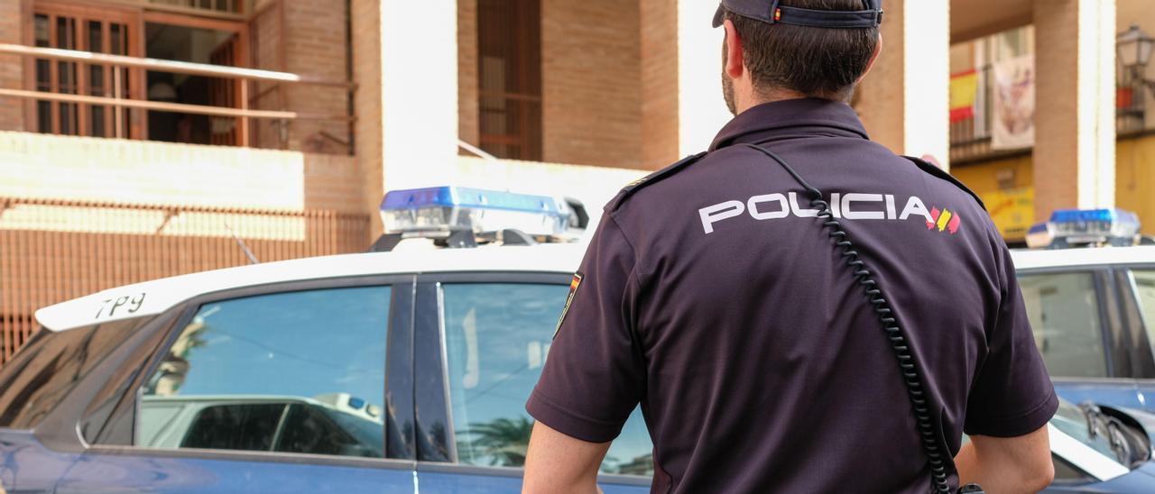 El detenido ha sido trasladado por la Policía Nacional al Palacio de Justicia de Elda.
