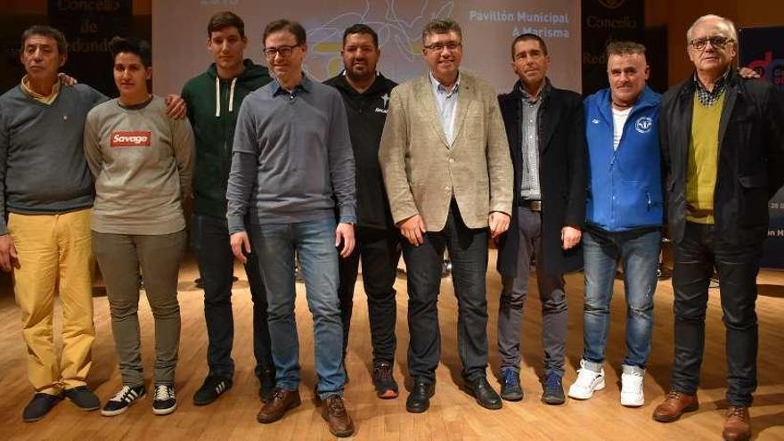 De izq. a dcha.: Manuel Conde, Melania Sanjorge, Eloy Krook, Julio Mougán, Fran Somoza, Javier Bas, Nazario Correa, José Manuel Abán y Fran Teixeira, ayer, en la presentación de la Gala do Deporte. // FdV