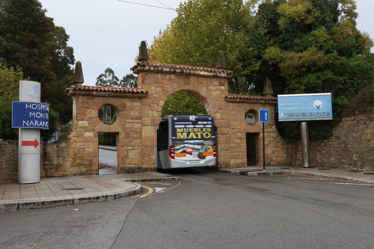 Un autobús circula bajo el arco antes de su desmontaje.
