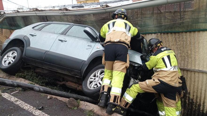 Coche fuera de la vía en Tenerife