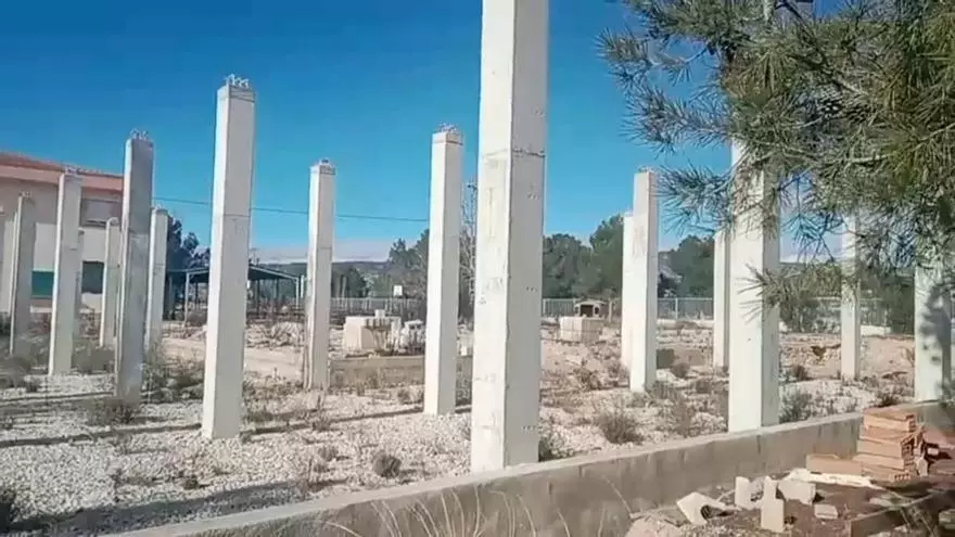 Monóvar paraliza la reforma de un colegio por un movimiento geológico "inusual"