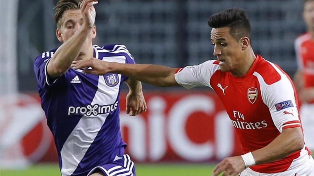 Praet, disputando el balón con Alexis Sánchez durante un partido ante el Arsenal