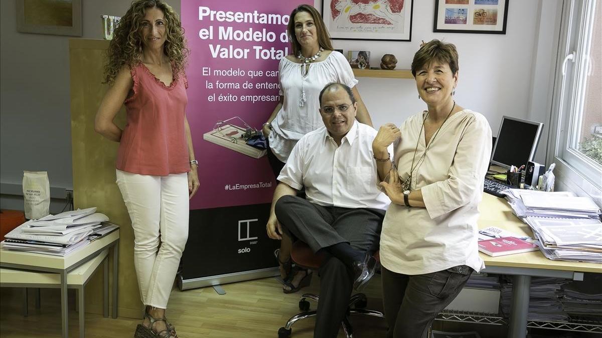 Los cuatro fundadores de Solo Consultores: Elisabeth Díaz, Marta García, Claudio Drapkin y Nuria Povill.