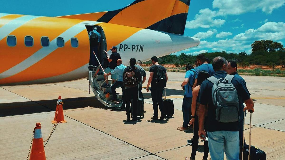 Una aerolínea pesa a sus pasajeros antes de subir al avión.