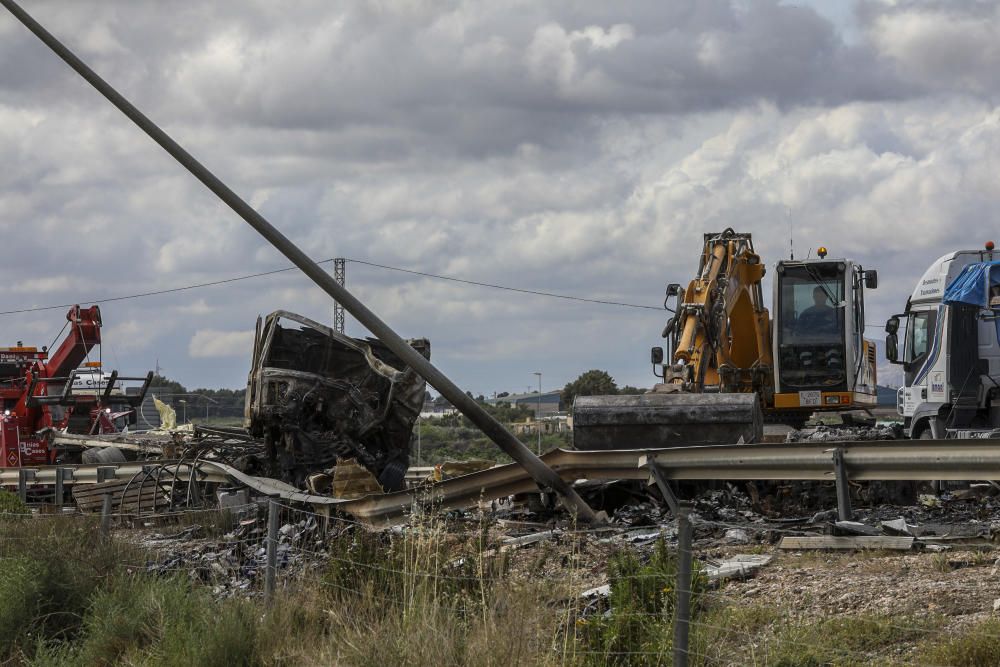 El accidente de la A-7 ha causado tres fallecidos y ha obligado a desviar el tráfico.