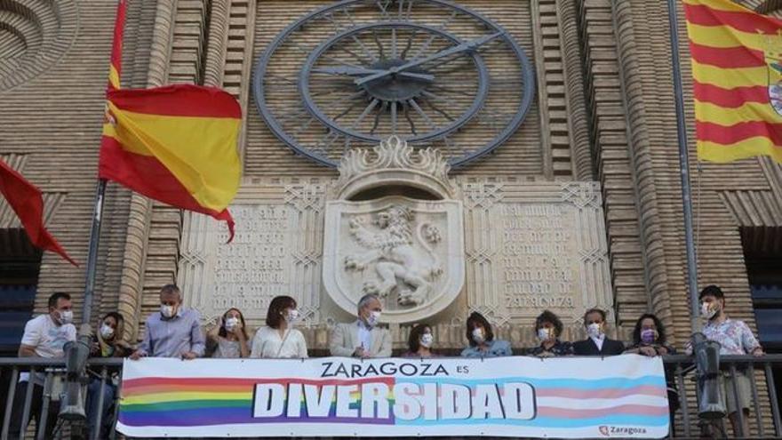El alcalde de Zaragoza, Jorge Azcón, junto a representantes de PSOE, Podemos, ZeC y los colectivos LGBTI y trans.