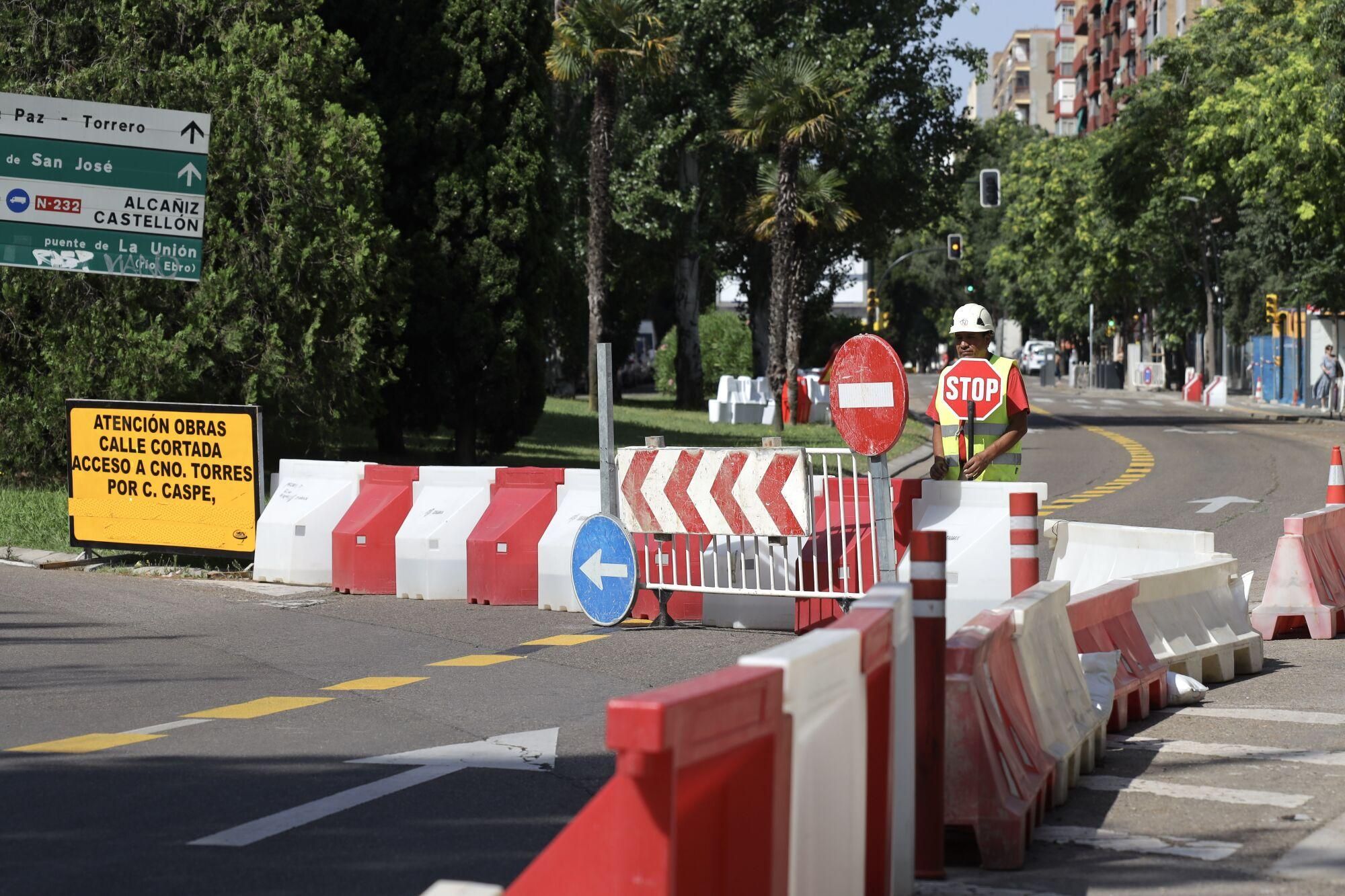 En imágenes | Las obras en el Huerva provocan cortes en el tráfico en Camino Las Torres