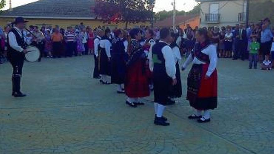 Moraleja arropa al Bendito Cristo y disfruta de los bailes regionales