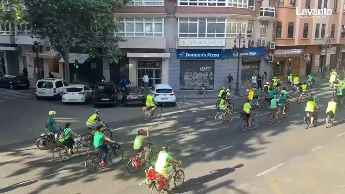 Una bicicletada de docents provoca retencions en el centre de València a primera hora del matí