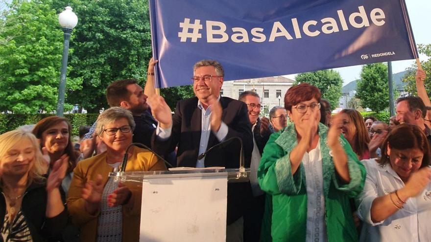 Javier Bas en el cierre de campaña junto a su equipo, ayer, en Redondela.  // FdV