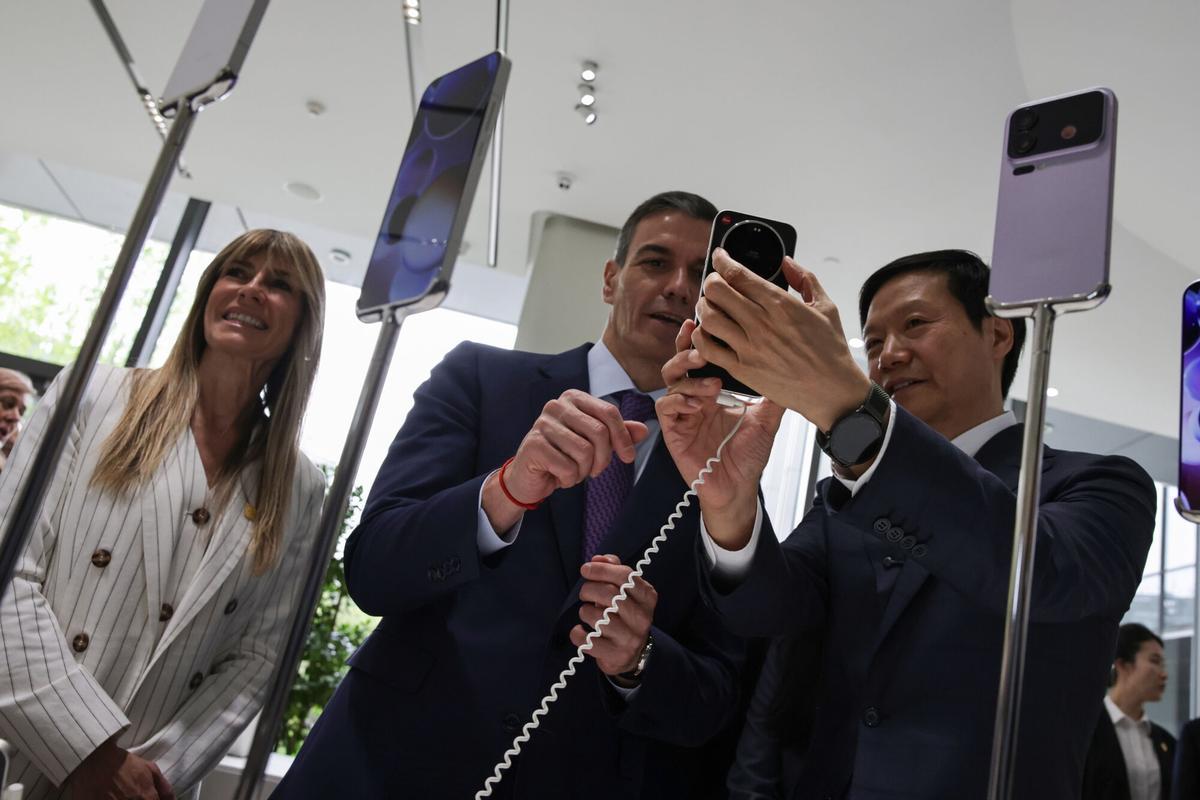 El presidente del Gobierno, Pedro Sánchez, junto a su esposa, Begoña Gómez, y el CEO de Xiaomi, Lei Jun, durante una visita a la sede de la compañía este lunes en Pekín.