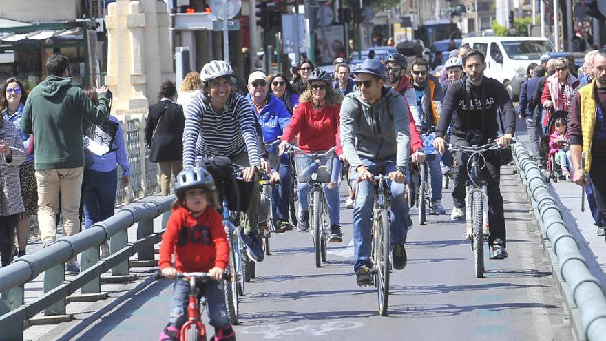 Los ciclistas a su paso por el centro de Elche