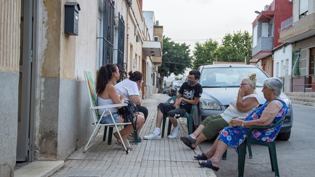 Un grupo de vecinos de Las Seiscientas, al fresco en Cartagena