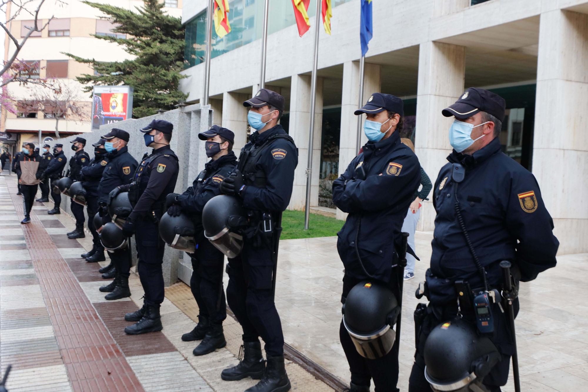 La manifestación motorizada de las patronales de Ibiza congrega a 120 vehículos