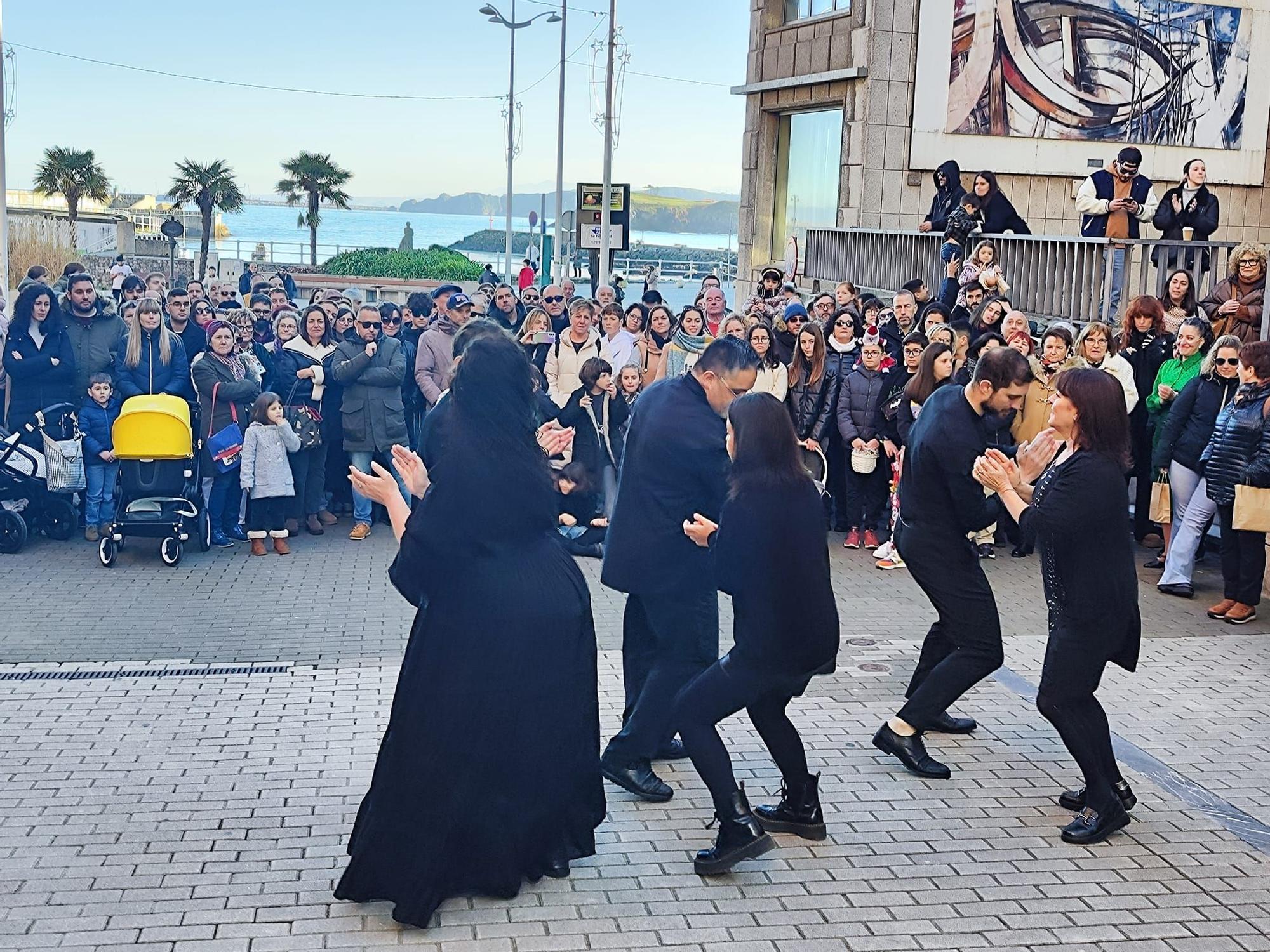 La "llamada a conceyu" del grupo San Félix llena Candás de música y baile