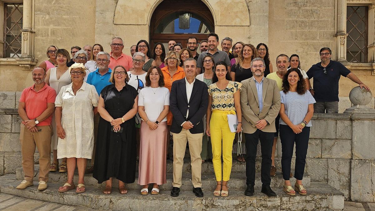 El conseller Antoni Vera, en el centro, ha presentado el anteproyecto este jueves en el Ayuntamiento.