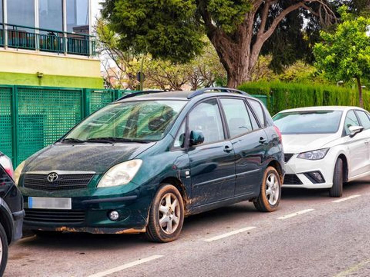 Los vehículos han sufrido la lluvia de barro que ha caído en la provincia de Castellón.