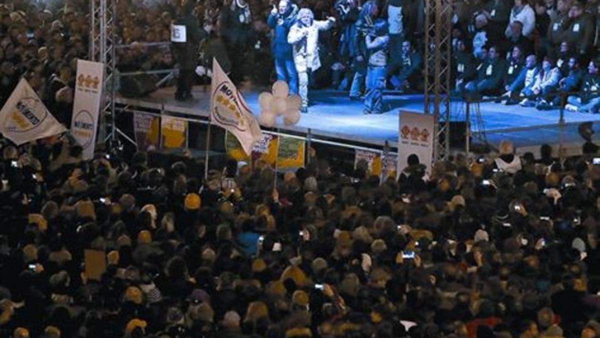 Una multitud asiste al mítin del cómico Beppe Grillo en la plaza del Duomo de Milán, el martes.