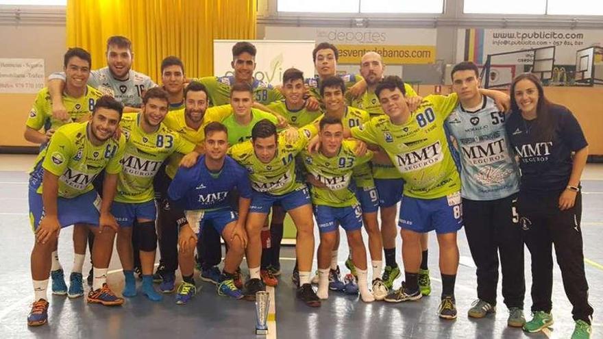 Los jugadores del Baltasar Moralejo posan tras ganar un trofeo en pretemporada.