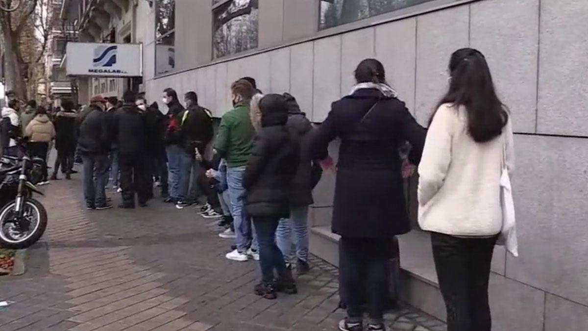 Colas para hacer una PCR en Madrid antes de viajar a Canarias