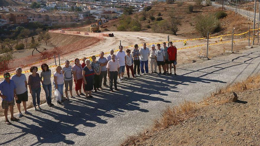 Vecinos del Chaparral, en octubre de 2016 en el Camino de Orozco, en una de las concentraciones reclamando las obras.