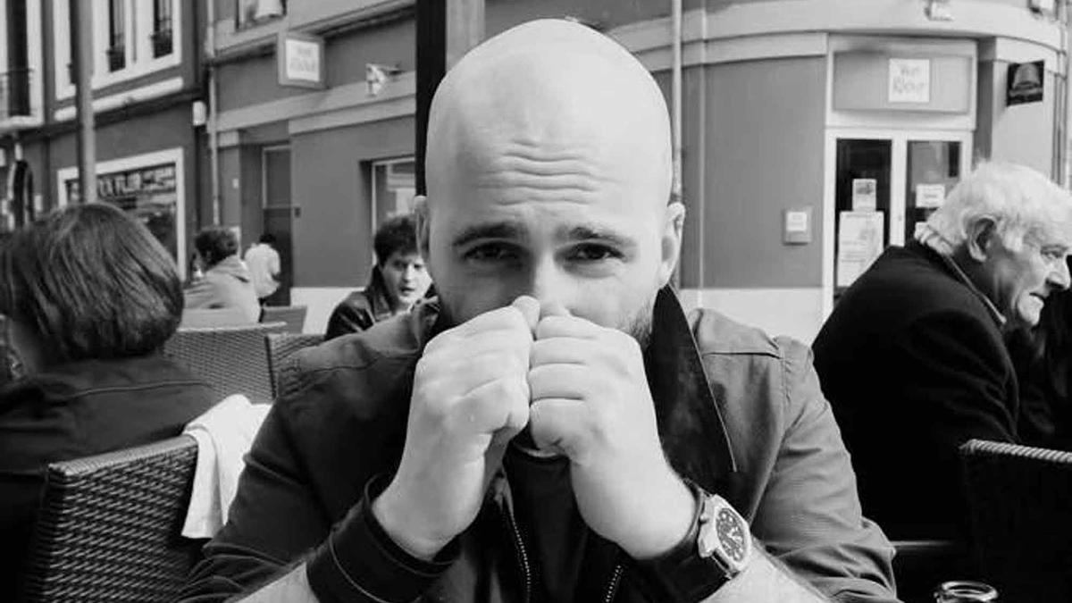 El escritor asturiano Alejandro Basteiro, autor de 'Marca de resistencia'.