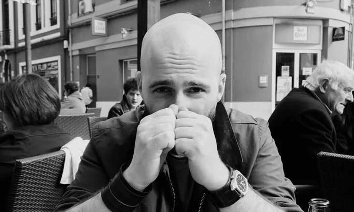 El escritor asturiano Alejandro Basteiro, autor de 'Marca de resistencia'.
