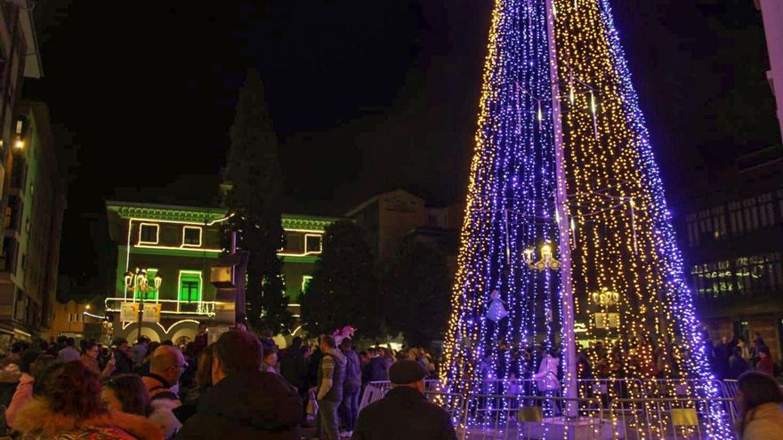 La inauguración de las luces el año pasado llenó Sama de gente | LUISMA DÍAZ