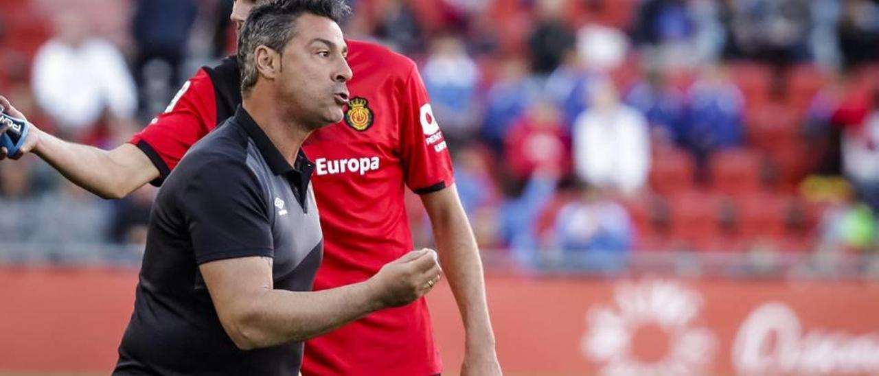 Javier Olaizola gesticula durante el partido del sábado contra el Lugo.