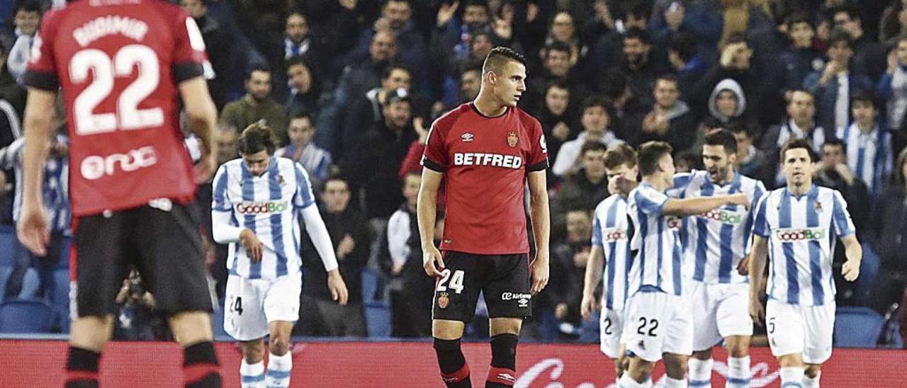 Los jugadores de la Real celebran uno de los goles marcados al Mallorca, mientras Valjent se dirige al centro del campo.