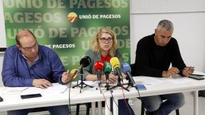 La responsable de Temporers dUnió de Pagesos, Carol Aixut, acompanyada del coordinador del sindicat a Ponent, Néstor Serra, i del responsable de Sectors Agrícoles, Jaume Gardeñes, durant una roda de premsa a la seu dUP a Lleida