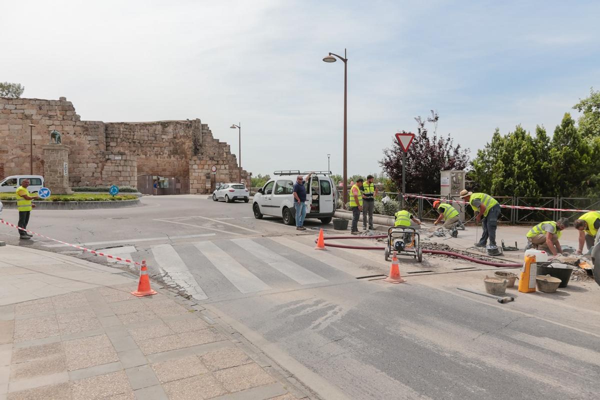 Instalación de un paso de peatones inteligente junto a la parada de la Loba.