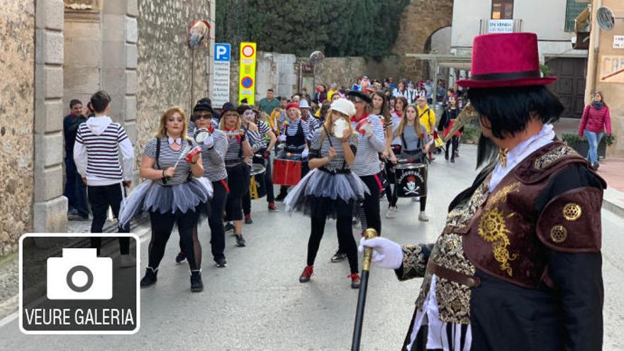 Peralada obre la gran festa del carnaval a ritme de TramuntaKada