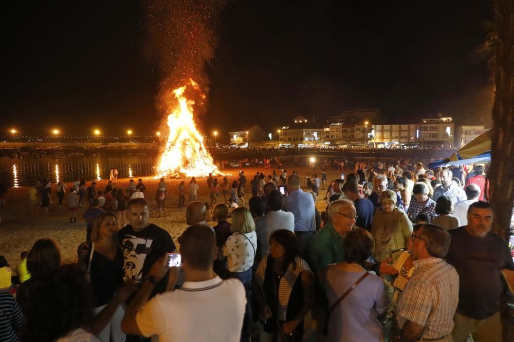 Cientos de personas acuden un año más al arenal de Nigrán para celebrar el inicio del verano entre fuego y diversión.